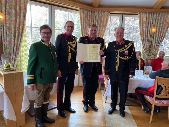 Die Dankesmedaille des Landesverbandes in Silber erhielt Kurt Pacher, der seit 32 Jahren Mitglied ist und als Waffenmeister und Offizier seinen Mann stellt.